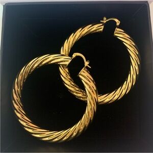 meTwisted Gold Hoop Earrings